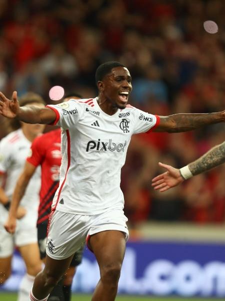 Evertton Araújo comemora gol pelo Flamengo em empate com o Athletico