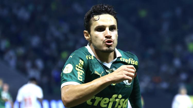 Raphael Veiga celebra gol em Palmeiras x Bragantino, jogo do Campeonato Brasileiro