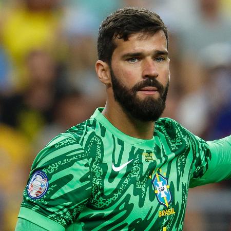 Alisson tem problema físico e vira dúvida para Liverpool e seleção brasileira