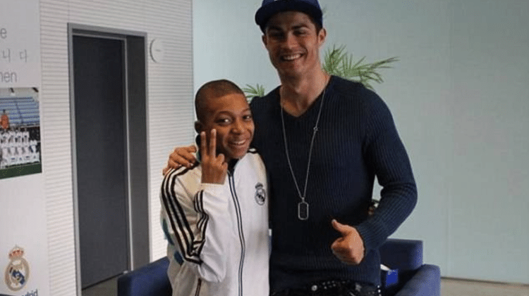 Mbappé com Cristiano Ronaldo 