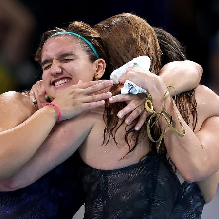 Nadadoras brasileiras comemoram classificação na final do revezamento 4x200m livre feminino nas Olimpíadas de Paris