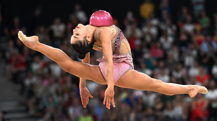 Ginasta italiana Sofia Raffaeli em apresentação na ginástica rítmica, modalidade que rende cliques curiosos