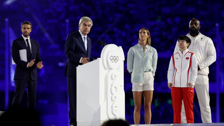 Thomas Bach, presidente do COI, e os atletas Teddy Riner, Sun Yingsha e Emma McKeon na cerimônia de encerramento dos Jogos Olímpicos de Paris 2024