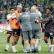 Jogadores do São Paulo discutem com funcionários do Palmeiras após o fim do jogo no Allianz Parque, pelo Brasileirão