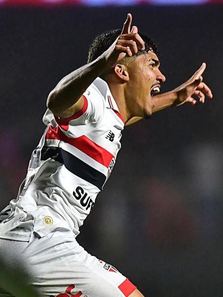 William Gomes comemora gol marcado pelo São Paulo contra o Vitória, pelo Brasileirão