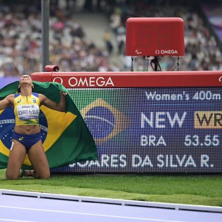 Rayane Soares comemora ouro e recorde mundial nos 400m T11, pelas Paralimpíadas 2024.