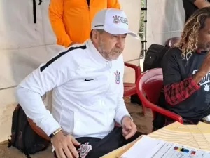 Augusto Melo é jurado de surfe enquanto o Corinthians se afoga