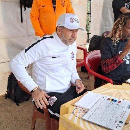 Augusto Melo, presidente do Corinthians, em campeonato de surfe em Ubatuba (SP)