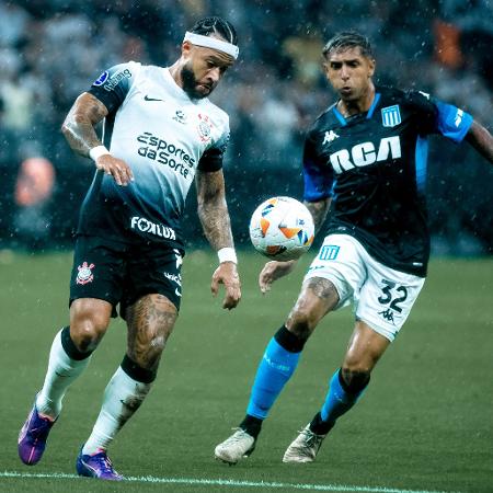 Memphis Depay tenta fazer a jogada em Corinthians x Racing, duelo da Sul-Americana