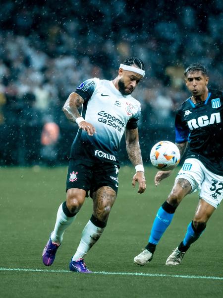 Memphis Depay tenta fazer a jogada em Corinthians x Racing, duelo da Sul-Americana