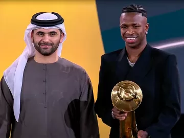 Vini Jr. ganha prêmio de melhor jogador do mundo no Globe Soccer Awards