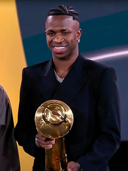 Vini Jr recebe o prêmio de melhor jogador do mundo do Global Soccer Awards