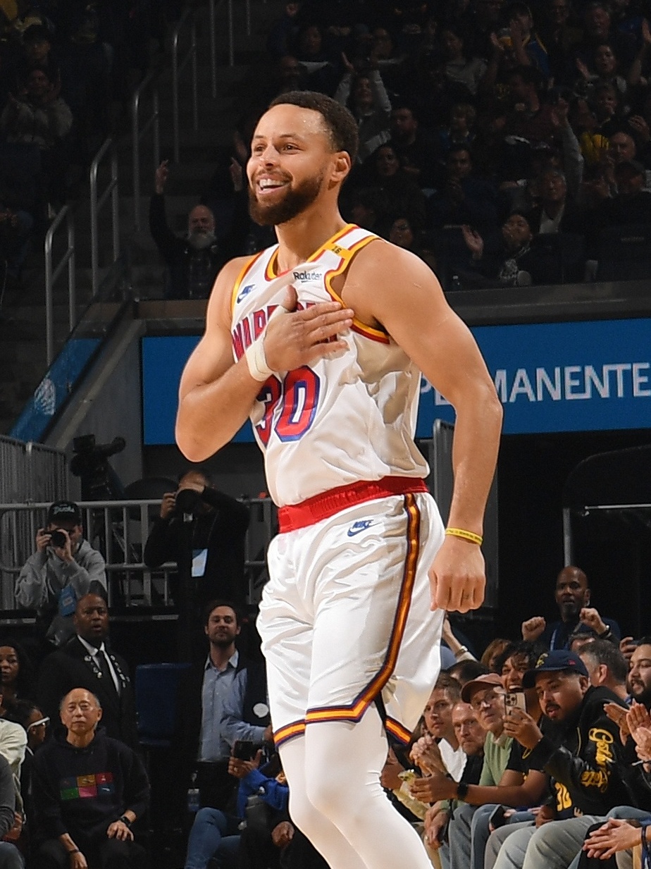 NBANike GoldenState Warriors ステファンカリーXXL Curry ignora lesão, brilha, e Warriors atropelam 76ers na NBA