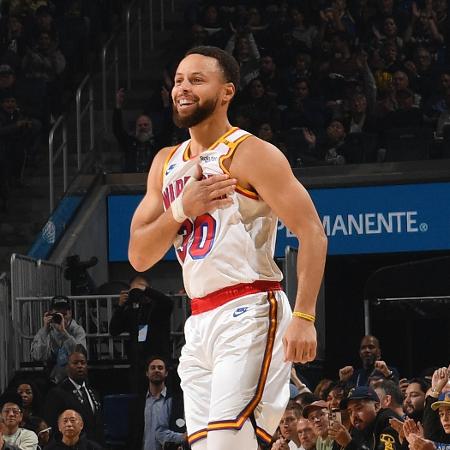 Stephen Curry comemora durante vitória do Golden State Warriors sobre o 76ers, na NBA