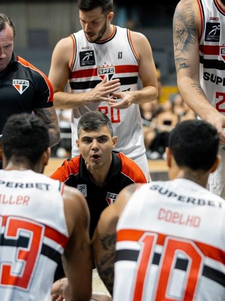 Fabrício Fernandes instruindo os jogadores do São Paulo durante o confronto de playoffs do NBB contra o Brasília Basquete Fabrício Fernandes instruindo os jogadores do São Paulo durante o confronto de playoffs do NBB contra o Brasília Basquete