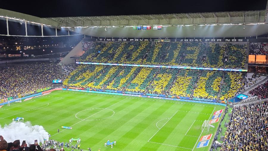 Mosaico da torcida do Brasil para Carlo Ancelotti na Neo Quimica Arena - Danilo Lavieri/UOL