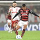 Fla joga bem, mas 'economiza' gols e corre risco no jogo de volta