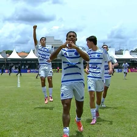 Akiles, do Cruzeiro, comemora gol contra o Meia Noite pela Copinha