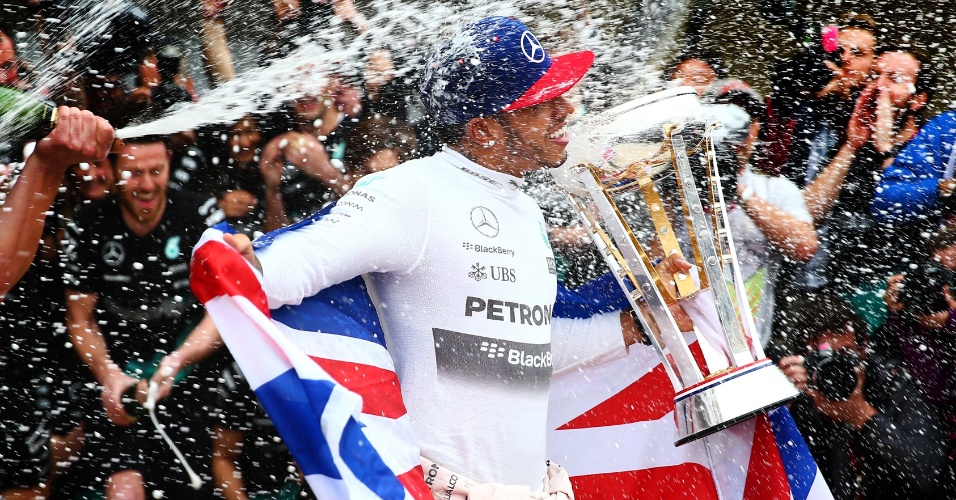 25.out - Britânico Lewis Hamilton comemora o tri mundial, com direito a banho de champagne, após vencer a etapa dos Estados Unidos