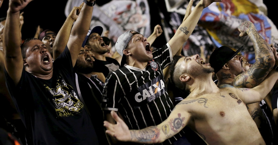 19.nov - A plenos pulmões, torcedores do Corinthians gritam o tradicional "é campeão!", logo após o apito final da partida contra o Vasco, em São Januário