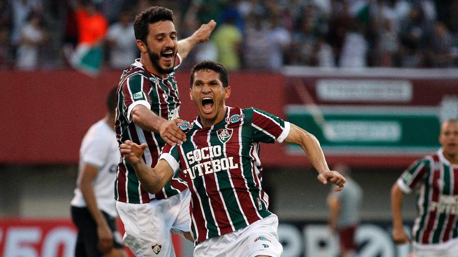 Magno Alves comemora seu gol diante do Figueirense e é abraçado por Marquinho - Nelson Perez / Site oficial do Fluminense