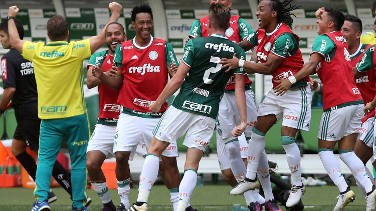 Fabiano comemora com o banco do Palmeiras o seu gol contra a Chapecoense - REUTERS/Paulo Whitaker - REUTERS/Paulo Whitaker