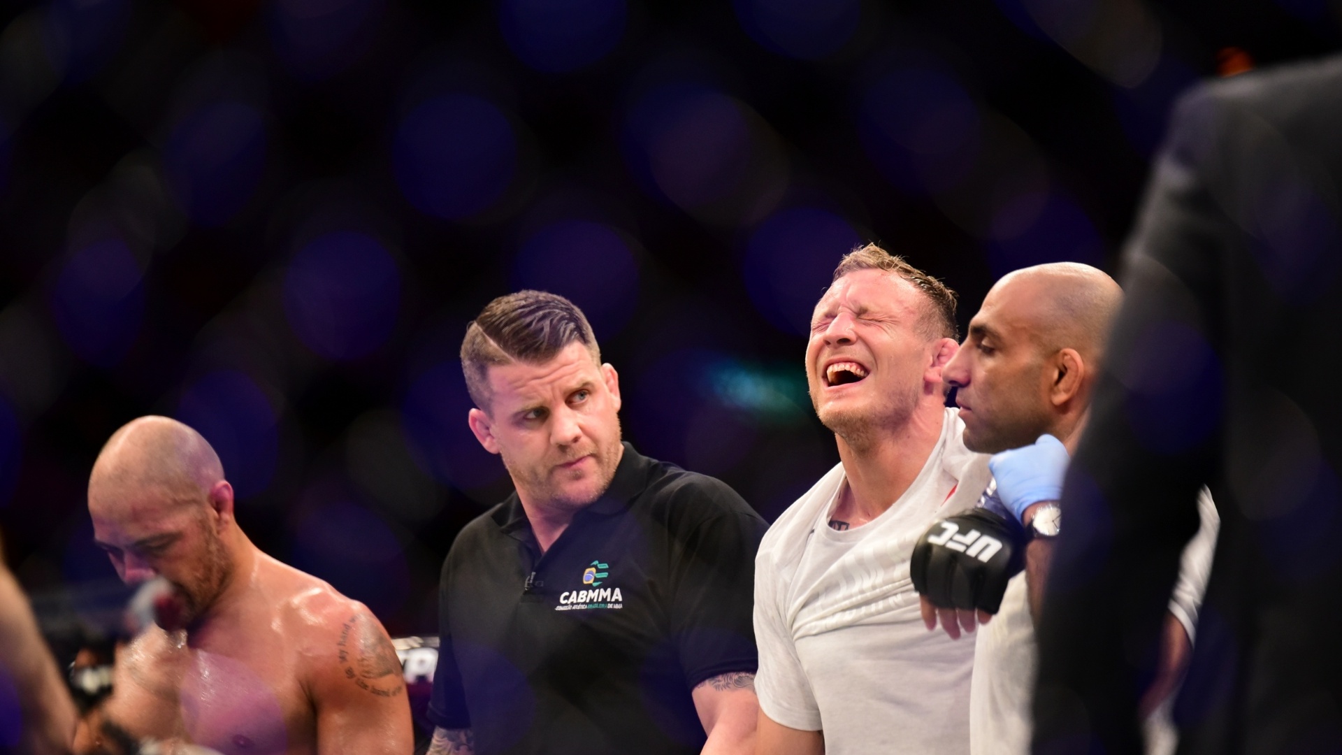 Sueco tem costela quebrada e, às lágrimas, vence brasileiro no UFC -  12/05/2018 - UOL Esporte