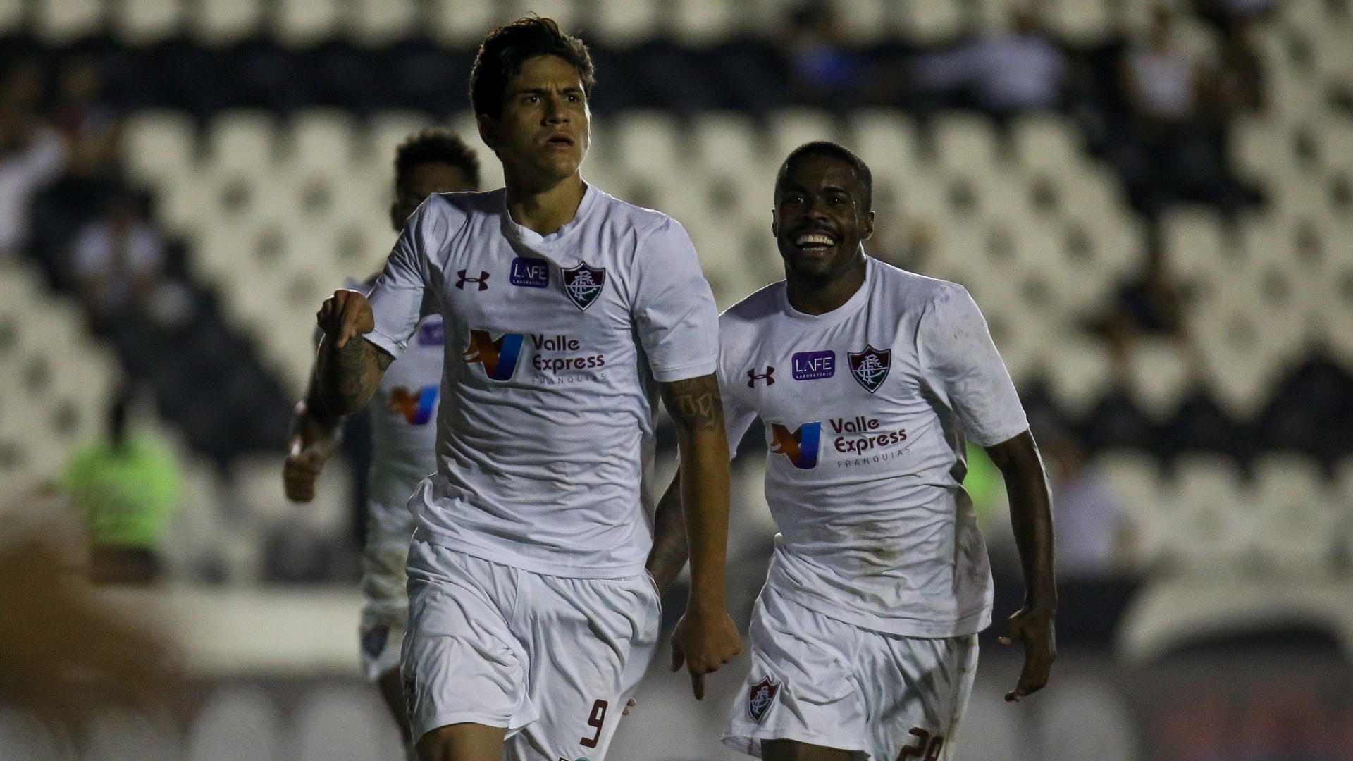 O atacante Pedro comemora o gol de empate do Fluminense no clássico contra o Vasco