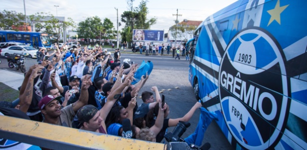 Torcida do Grêmio faz festa em chegada do time a Porto Alegre após vitória na semi - Lucas Uebel/Grêmio