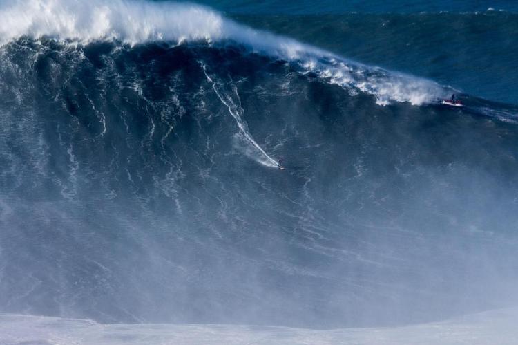 Rodrigo Koxa pega onda gigante em Nazaré (Portugal) que lhe deu recorde no Guinness Book Rodrigo Koxa pega onda gigante em Nazaré (Portugal) que lhe deu recorde no Guinness Book