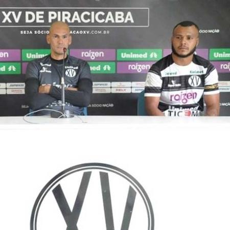 Jefferson Feijão (direita) é apresentado no XV de Piracicaba - Vitor Prates/Site oficial XV de Piracicaba
