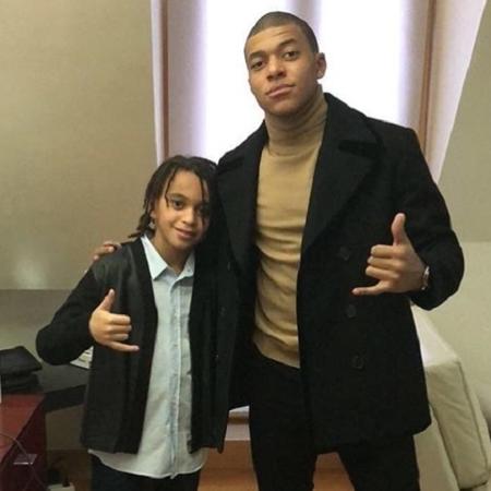 Ethan Mbappé com o irmão Kylian, oito anos mais velho que ele