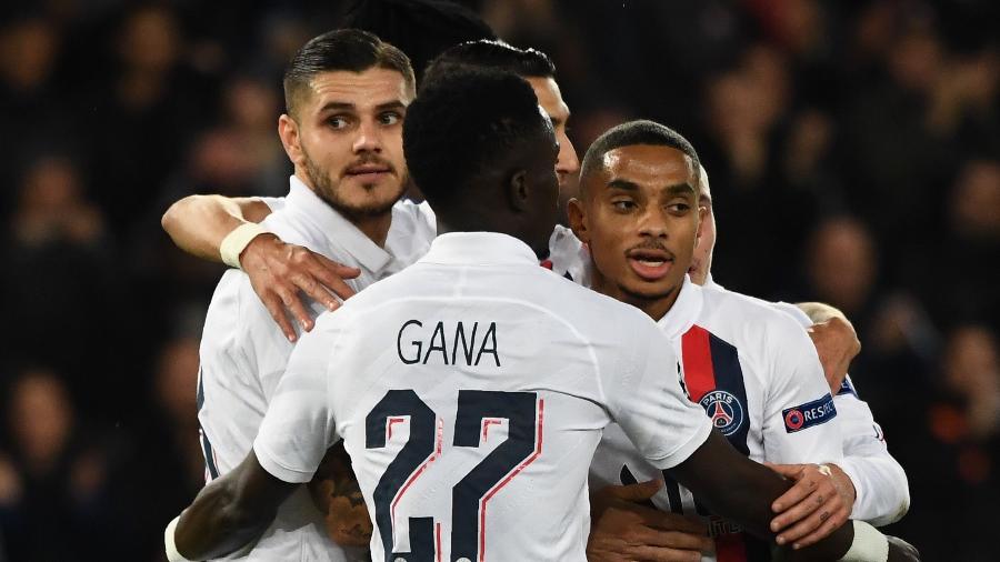 Jogadores do PSG abraçam Icardi após gol contra o Club Brugge - FRANCK FIFE / AFP
