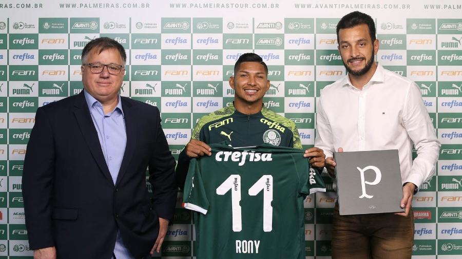 Rony é apresentado no Palmeiras ao lado de Anderson Barros (esq.) e Edu Dracena (dir.) - Cesar Greco/Ag. Palmeiras/Divulgação