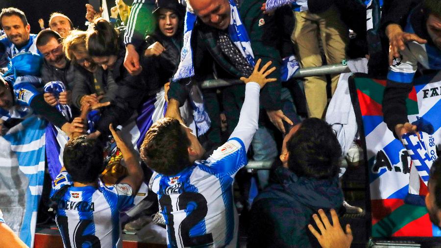 Jogadores da Real Sociedad comemorando classificação à final da Copa do Rei com a torcida - DeFodi Images / Getty Images