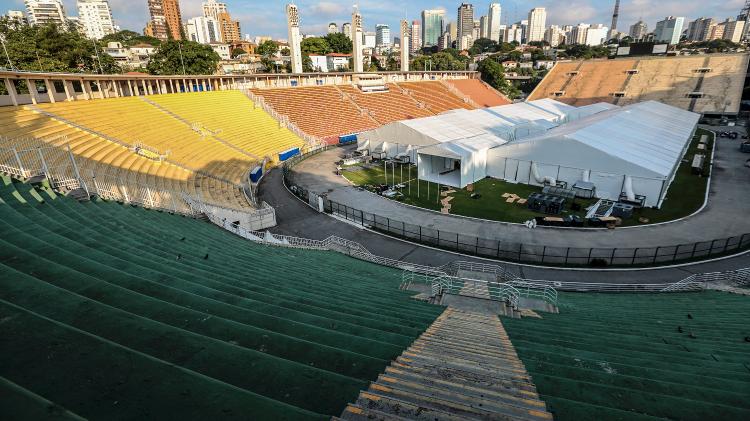 Hospital de campanha montado no Estádio do Pacaembu, durante a pandemia de covid-19