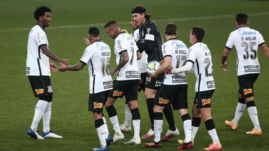 Jogadores do Corinthians comemoram gol marcado por Luan, na partida contra o Fortaleza - Ettore Chiereguini/AGIF