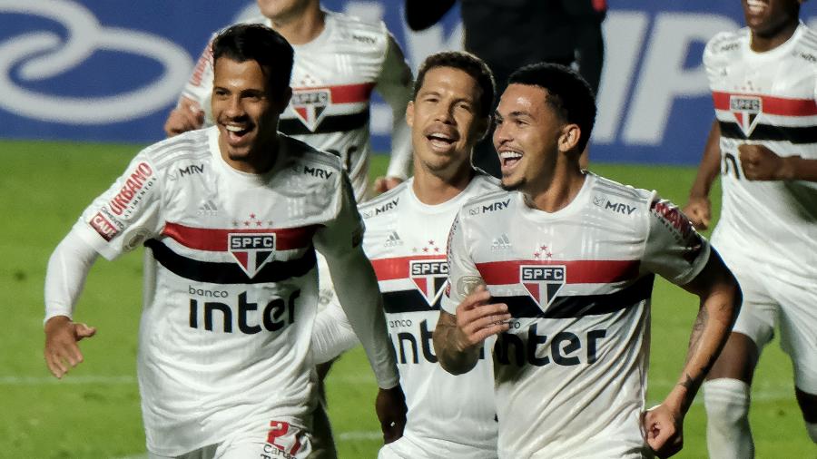 Que reforço! Luciano marca de novo, São Paulo vence Athletico e entra no G-4 do Brasileirão