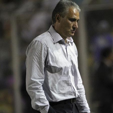 Técnico Tite reage durante eliminação do Corinthians para o Tolima, em 2011, na Colômbia