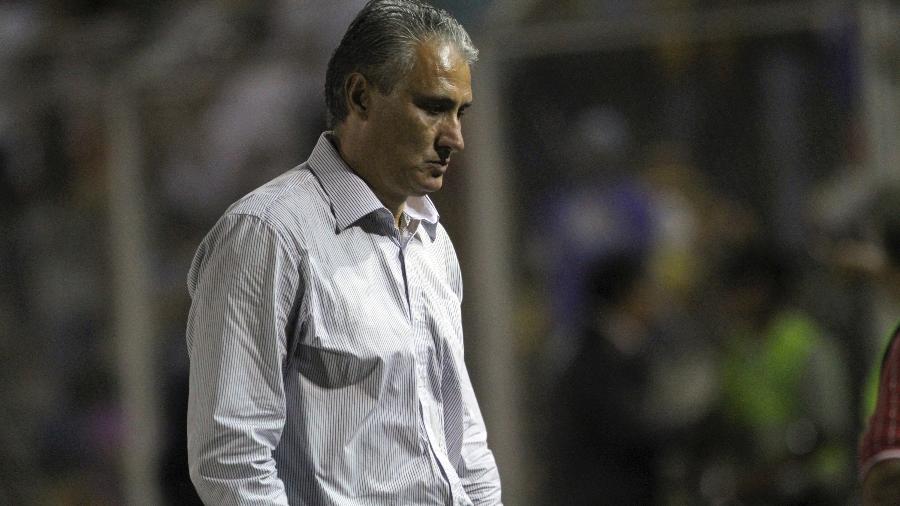 Técnico Tite reage durante eliminação do Corinthians para o Tolima, em 2011, na Colômbia - Felipe Caicedo/LatinContent