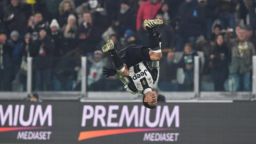 Hernanes dá cambalhota no ar após marcar golaço pela Juventus, no Campeonato Italiano - Valerio Pennicino/Getty Images