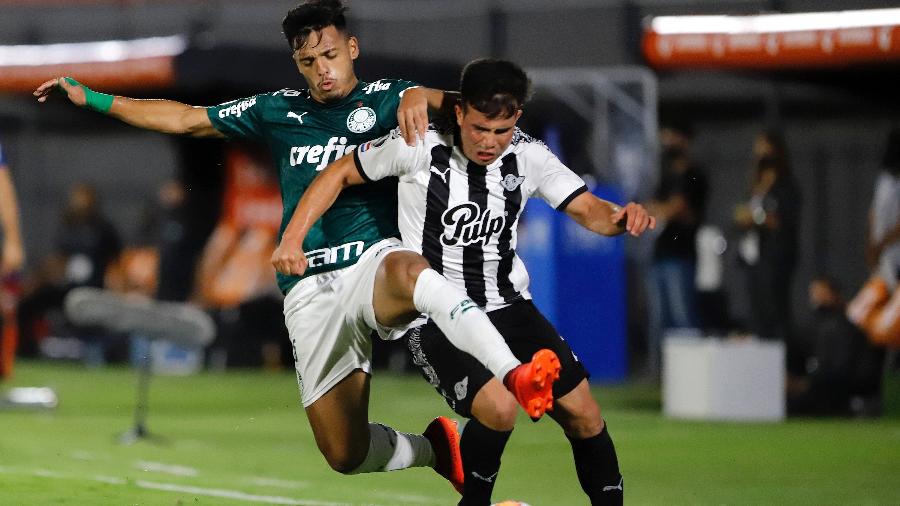 Gabriel Menino tenta a roubada de bola durante Libertad x Palmeiras - Nathalia Aguilar - Pool/Getty Images