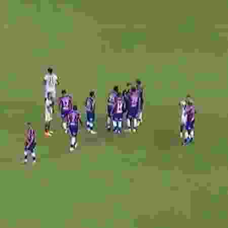 Ronald, do Fortaleza, faz marca no campo do Castelão, em partida contra o Flamengo - Reprodução/Premiere - Reprodução/Premiere