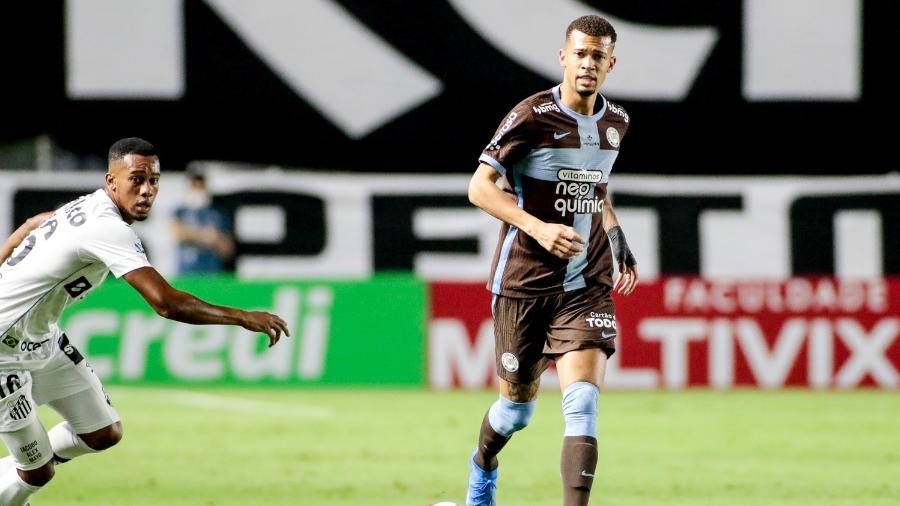 João Victor em ação pelo Corinthians contra o Santos na Vila Belmiro, pelo Paulistão - Rodrigo Coca / Agência Corinthians