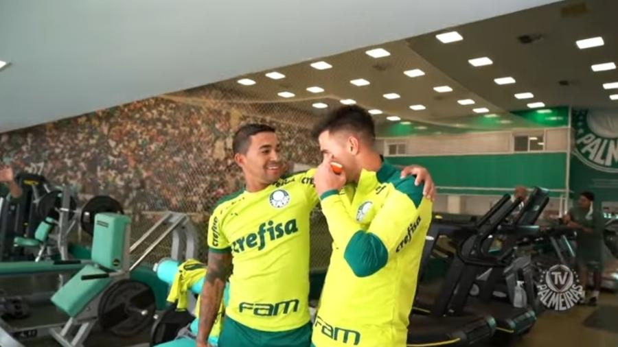 Dudu reencontra elenco do Palmeiras e ganha abraço de Willian Bigode - Reprodução/YouTube