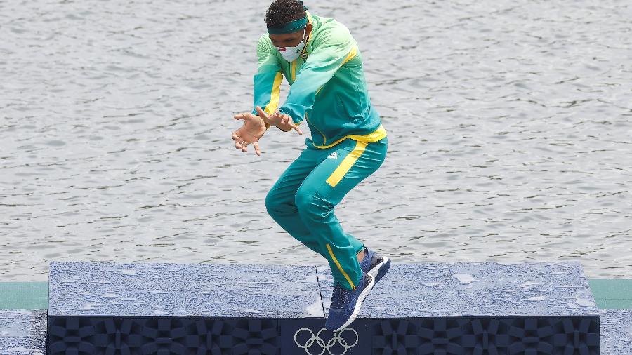 Isaquias Queiroz comemora o título olímpico nos Jogos de Tóquio - Maxim Shemetov/Reuters