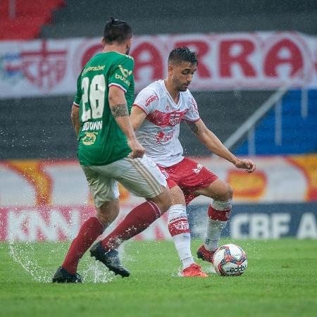 Disputa de bola no jogo entre CRB e Cruzeiro pela Série B do Brasileirão - Francisco Cedrim