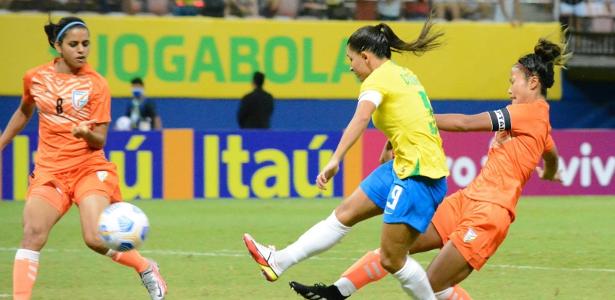 Debinha marcou o primeiro gol da vitória da seleção brasileira contra a Índia