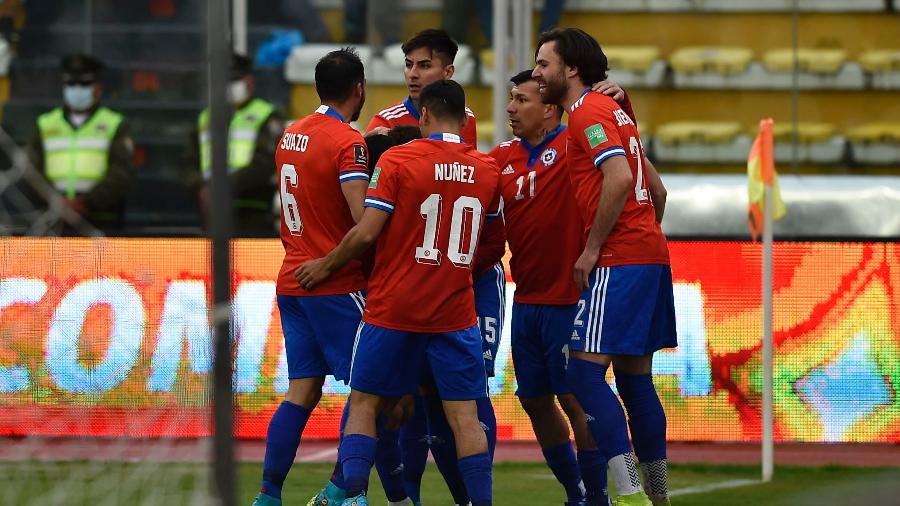 Jogadores do Chile celebram gol contra a Bolívia pelas Eliminatórias - Jorge BERNAL/AFP