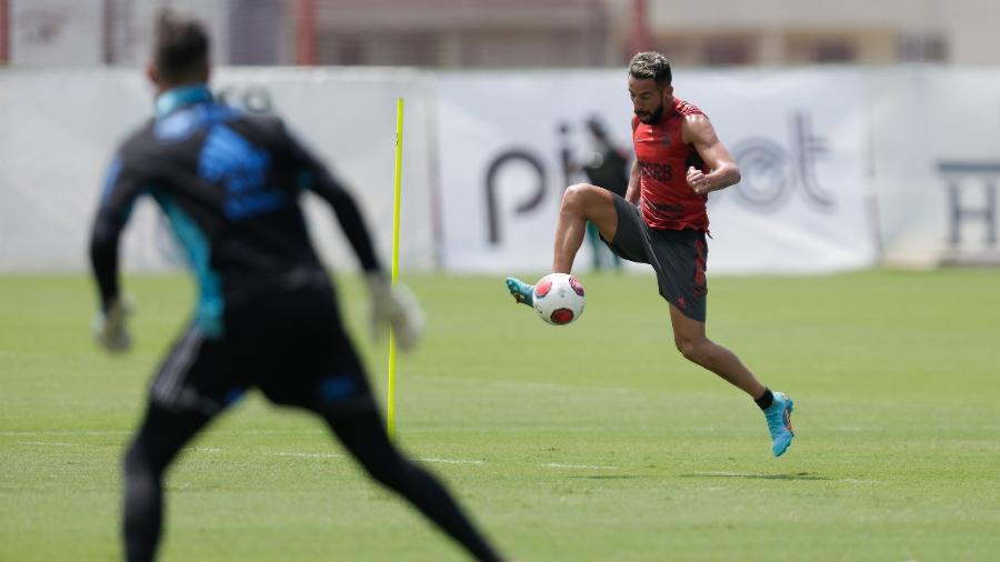 Isla, lateral-direito do Flamengo, durante treino no Ninho do Urubu - Gilvan de Souza/Flamengo